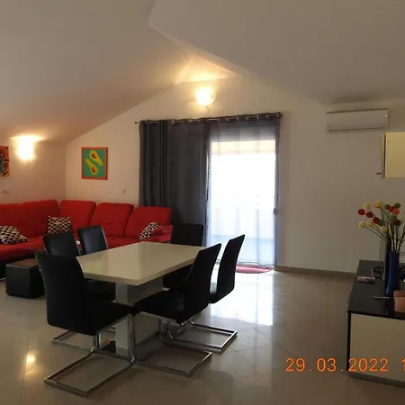 Apartment Expansive Ciovo With Sea-views, Balcony And Outdoor Dining